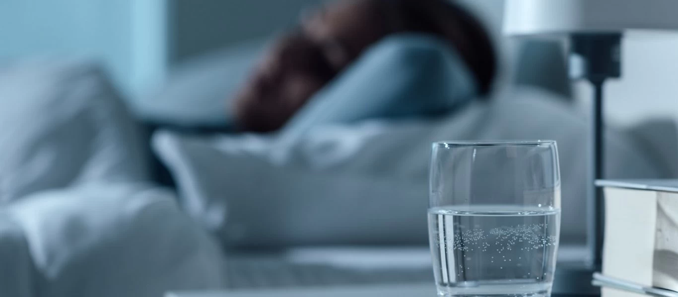 Να τι συμβαίνει όταν αφήνετε ένα ποτήρι νερό στο κομοδίνο σας το βράδυ (βίντεο)